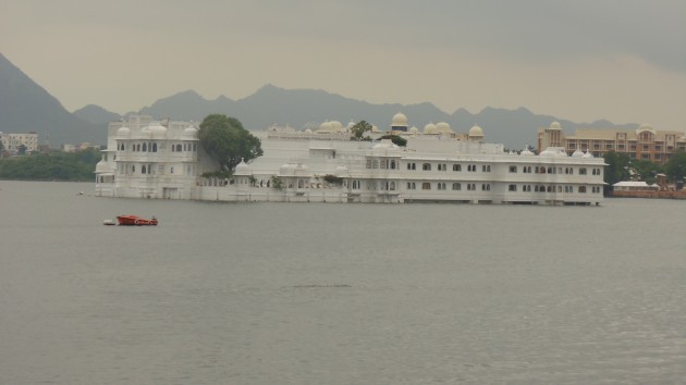 Udaipur_Lake Pichola com Taj Lake Palace no centro